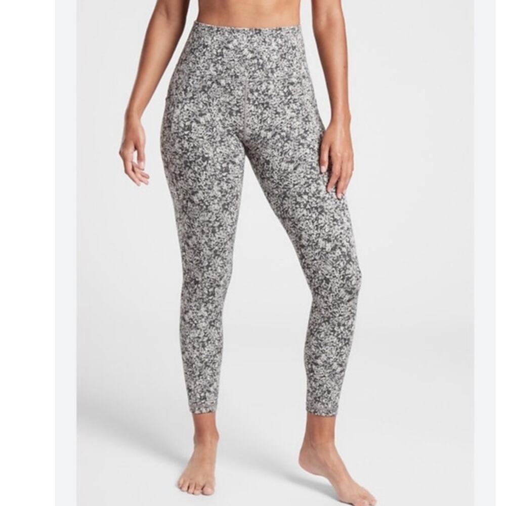 Athleta XS Salutation Stash Pocket II‎ 7/8 Black White Floral Print Leggings